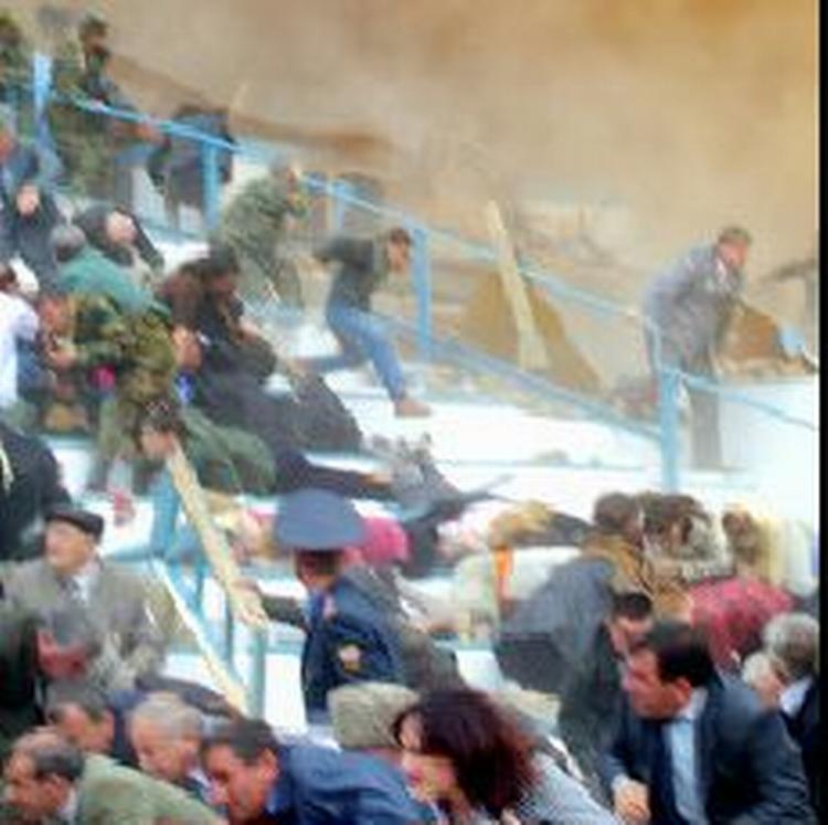 Folk flygtede i panik straks efter bomben eksploderede. - Foto: AP 