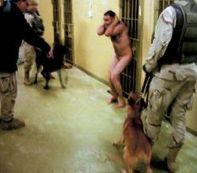 The New Yorker har offentliggjort et nyt billede fra Abu Ghraib. - Foto: AP 