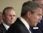 Bush slår fast, at alle amerikanere står i taknemmelighedsgæld til forsvarsminister Rumsfeld (tv). - Foto: AP 