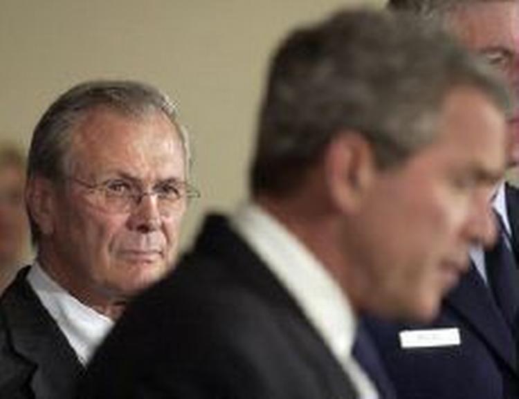 Bush slår fast, at alle amerikanere står i taknemmelighedsgæld til forsvarsminister Rumsfeld (tv). - Foto: AP 