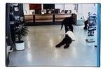 Mange ansatte i pengeinstitutterne får fysiske og psykiske mén, når bankrøverne slår til. - Affotografering fra overbågningskamera: Johnny Frederiksen 