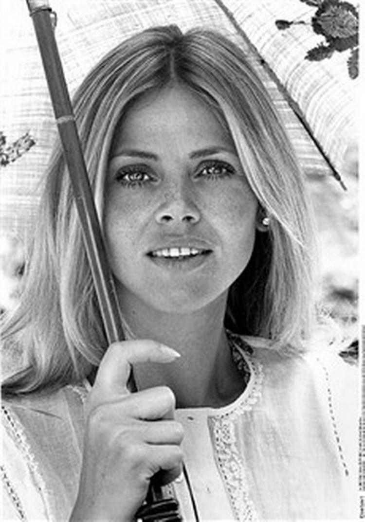Britt Ekland er stærkt utilfreds med, at Charlize Theron skal spille den unge Ekland i en ny film. Her ses Britt Ekland som Bond-pige i 1974.   Foto: Cinetext 