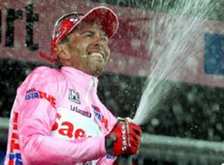 Simoni fejrer etapesejren og føringen i den samlede stilling. - Foto: AP 