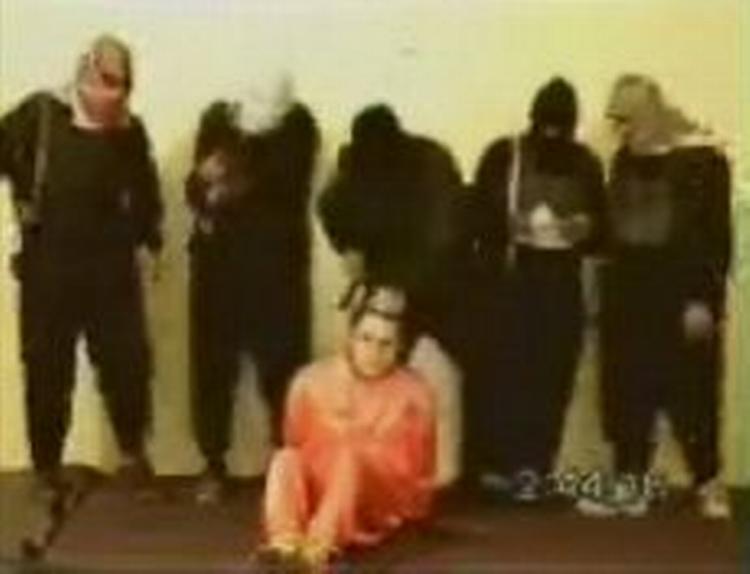 Affotografering fra videooptagelsen af den civile amerikaner, der bliver henrettet i Bagdad. - Foto: AP 