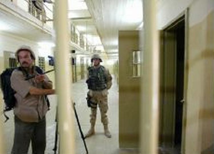 Billeder af amerikanske soldaters mishandling af irakiske fanger stammer her fra Abu Ghraib-fængslet i Irak. I dag får Senatet lov til at se endnu ikke offentliggjorte billeder. - Foto: AP 