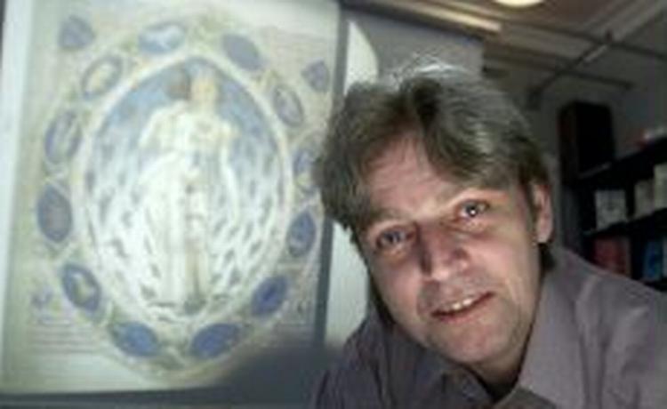 Astrologen Christian Borup fra TV 2-programmet 'Den 6. Sans' forudser, at Frederik først vil indgå et alvorligt og bindende ægteskab i 2005 eller 2006. - Foto: Jesper Stormly Hansen 