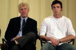 Morten Olsen i selskab med truppens yngste, den 22-årige AB-målmand Stephan Andersen. - Foto: Finn Frandsen 