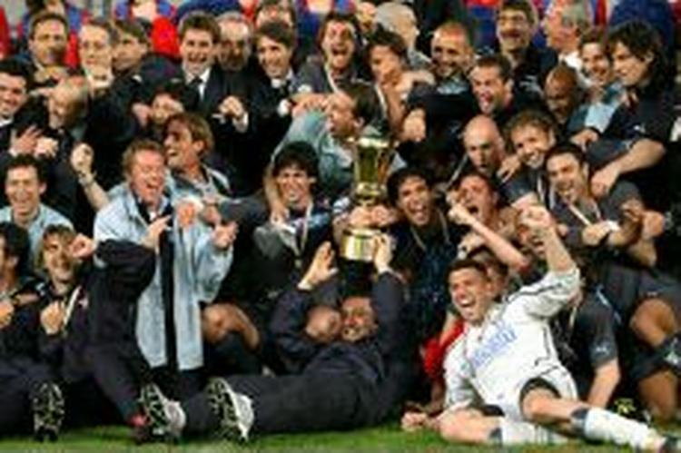 Glade Lazio-spillere fejrer årets eneste pokal. Storklubben Juventus får slet ingenting i år. - Foto: AP 