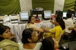 Valgtilforordnede i New Delhi venter på resultaterne. - Foto: AP 