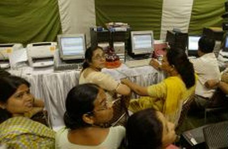 Valgtilforordnede i New Delhi venter på resultaterne. - Foto: AP 