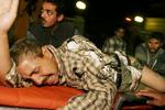 En kvæstet palæstinenser på vej til hospitalet efter et irsraelsk raketangreb i flygtningelejren Rafah. - Foto: AP 