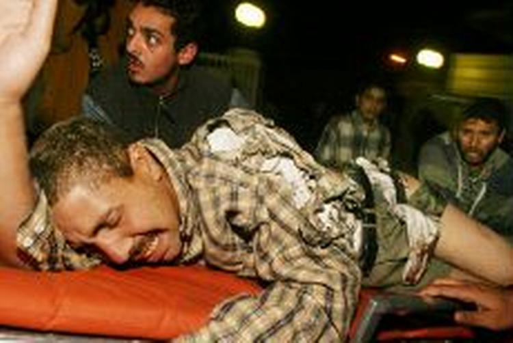 En kvæstet palæstinenser på vej til hospitalet efter et irsraelsk raketangreb i flygtningelejren Rafah. - Foto: AP 
