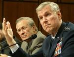 Den amerikanske forsvarsminister, Donald Rumsfeld (tv), besøger Irak sammen med general Richard Myers (th), for at vise de amerikanske styrker støtte ovenpå skandalen om torturbilleder. - Foto: AP 