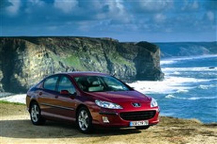 Det store luftindtag dominerer fronten på den nye Peugeot 407. Især på biler i lyse farver. Foto: Peugeot 