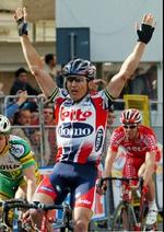 Robbie McEwen slog til, da Petacchi blev sat ud af spillet af en holdkammerat. - Foto: AP 