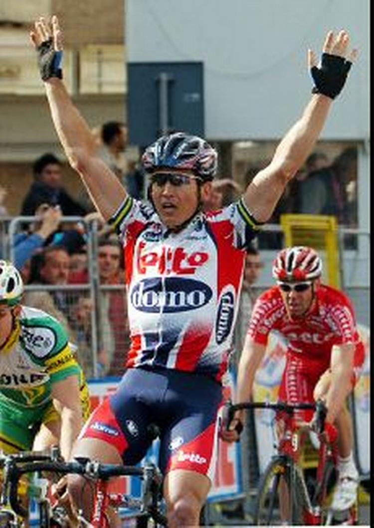 Robbie McEwen slog til, da Petacchi blev sat ud af spillet af en holdkammerat. - Foto: AP 