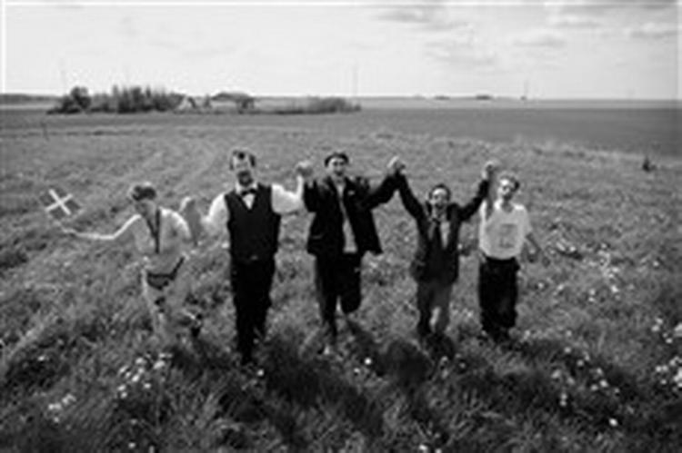 Lene, Henrik, Andreas, Poul Erik og Jesper fejrer nej'er til en planlagt svinefarm. - Foto: Morten Langkilde 
