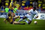 Thomas Kahlenberg (gul) havde chancen for at bringe Brøndby foran tidligt i kampen, men missede tæt under mål. - Foto: Jan Grarup 