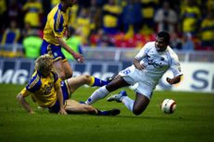 Thomas Kahlenberg (gul) havde chancen for at bringe Brøndby foran tidligt i kampen, men missede tæt under mål. - Foto: Jan Grarup 