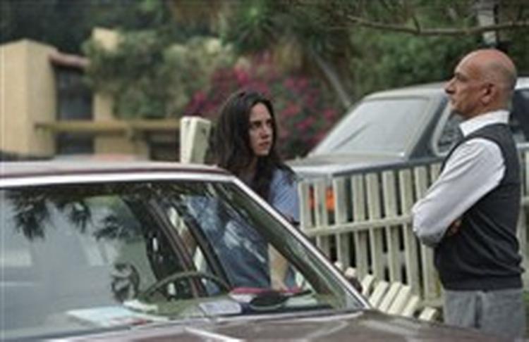 Jennifer Connellys neurotiske skrøbelighed over for Ben Kingsleys sammenbidte værdighed i en frygtelig eskalerende tragedie. - PR-foto: SF Film 