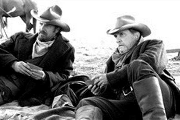 De to cowboys, en fåmælt, knudret Kevin Costner, med lig i lasten, og den seje, men indvendigt bløde Robert Duvall. - Foto: Nordisk Film 