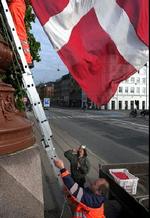 Flaget er hejst på Dronning Louises Bro. - Foto: Finn Frandsen 