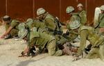 Israelske soldater leder i ørkensandet efter kropsdele fra fem israelske soldater, der blev dræbt under et palæstinensisk raketangreb i Rafah i Gazastriben onsdag. - Foto: AP 