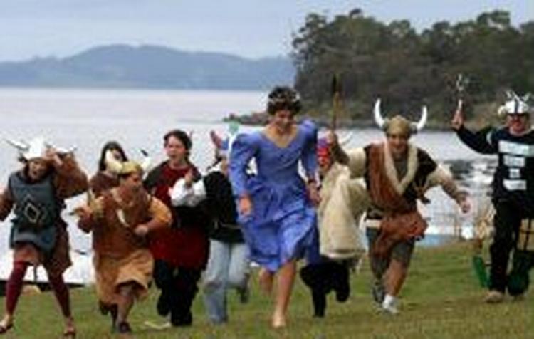 Fæle vikinger jager en enkelt prinsesse på Taroona High School, Hobart, Australien. Skolens tidligere elev hedder Mary Donaldson og udklædningen en del af en reception i anledning af brylluppet i Danmark. - Foto: AP 