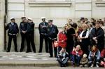 Ventetid foran Amalienborg. - Foto: Pelle Rink 