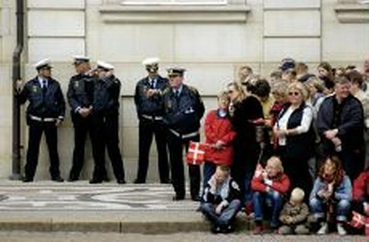 Ventetid foran Amalienborg. - Foto: Pelle Rink 