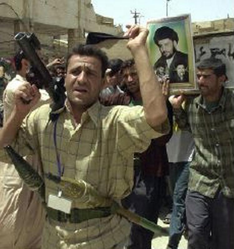 En af al-Sadrs tilhængere under demonstration i Najaf. - foto: AP 