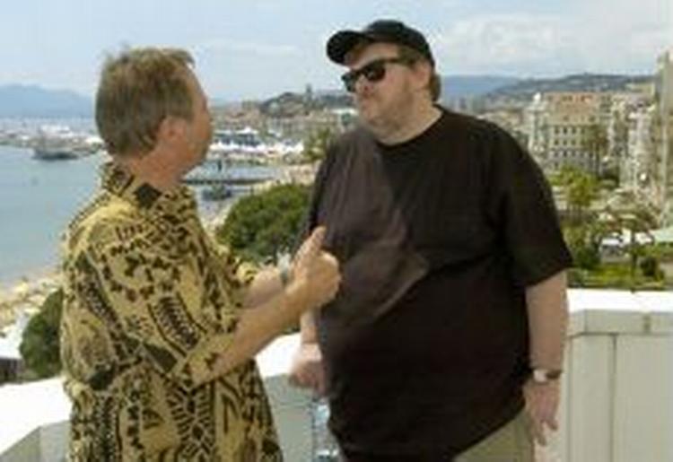 Instruktør Michael Moore interviewes. - Foto: AP 