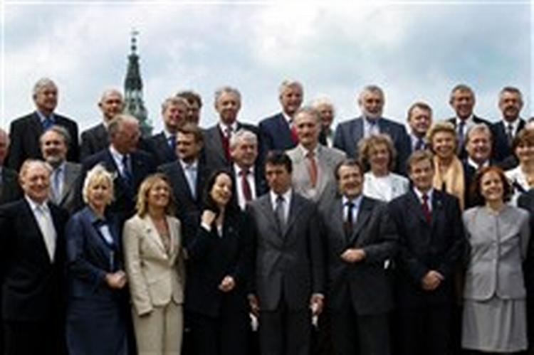 Den danske EU-kommissær, Poul Nielson (midterste række, nr. 4 fra venstre), synger på sidste vers. Billedet er fra begyndelsen af det danske EU-formandskab i juli 2002, da de 20 kommissærer besøgte den danske regering.   Fot 