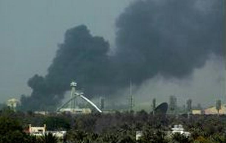 Sort røg over Bagdad efter bomben. - Foto: AP 