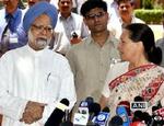 Til venstre ses Manmohan Singh, som Sonia Gandhi (th) bakker op om som ny premierminister i Indien, efter at hun har besluttet selv at takke nej til posten. - Foto: AP 