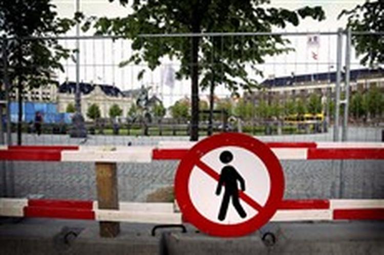 Brolægningen på Kongens Nytorv har de seneste tre måneder været brudt op, og det generer lokale erhvervsdrivende. Københavns største torv har været under løbende ombygning siden 1991.   Foto: Morten Langk 