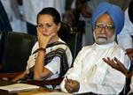 Sonia Gandhi sammen med Manmohan Singh, som hun har peget på som ny premierminister. - Foto: AP 