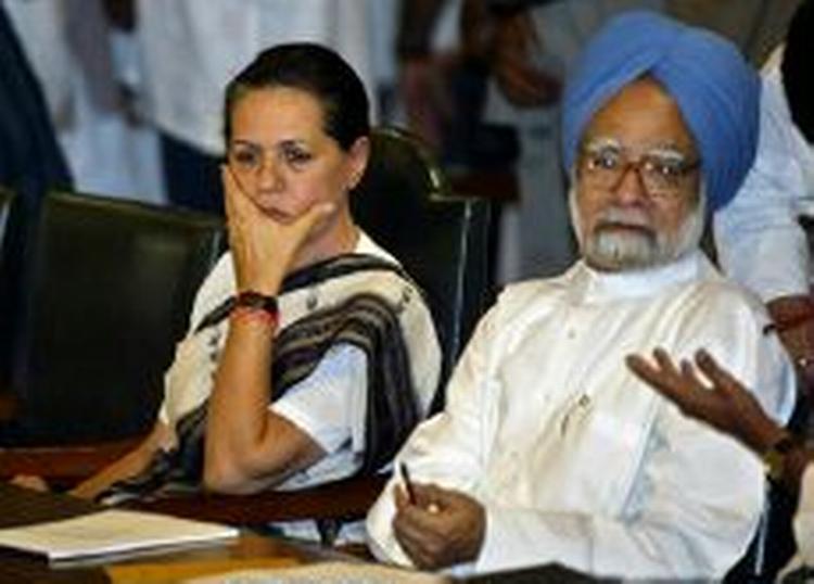 Sonia Gandhi sammen med Manmohan Singh, som hun har peget på som ny premierminister. - Foto: AP 