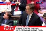 Det lilla pulver ses bag Blair, mens videpremierminister John Prescott ser op mod tilhørerpladserne. - Foto: AP 
