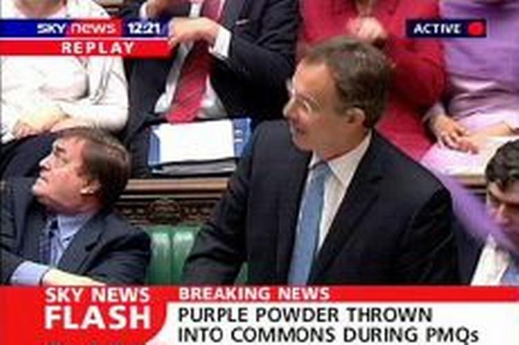Det lilla pulver ses bag Blair, mens videpremierminister John Prescott ser op mod tilhørerpladserne. - Foto: AP 