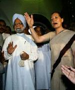 Sonia Gandhi sammen med Manmohan Singh, som hun har peget på som ny premierminister. - Foto: AP 