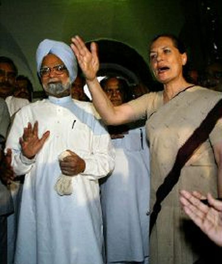 Sonia Gandhi sammen med Manmohan Singh, som hun har peget på som ny premierminister. - Foto: AP 
