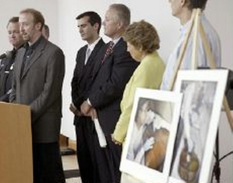 Cellisten Peter Stumpf forklarer på en pressekonference i Los Angeles, hvordan en uerstattelig Stradivarius kom fra skraldespanden tilbage til sit orkester. - Foto: AP. 