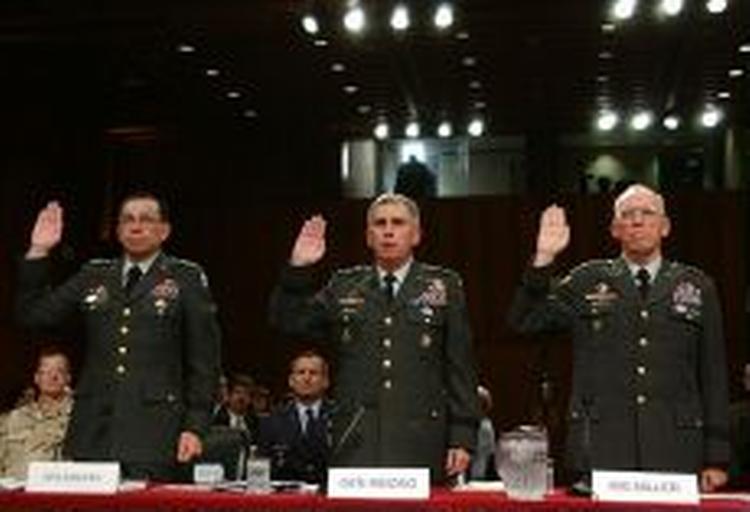 Generalløjtnant Ricardo Sanchez (tv.), general John Abizaid og generalmajor Geoffrey Miller har afgivet forklaring til senatet. - Foto: AP 