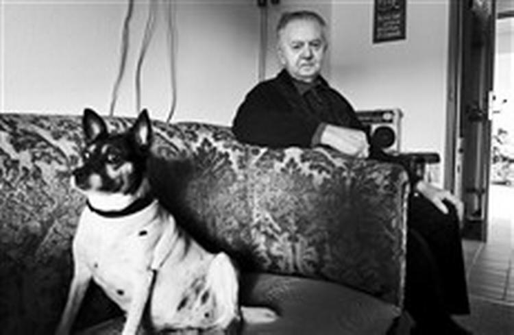 Foxterrieren Smut bringer minder tilbage og spreder ro på demensafdelingen på Billund Plejecenter. Hunden blev efterladt, da en beboer døde for et par år siden. - Foto: Camilla Stephan 
