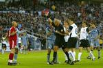 Pierluigi Collina gav det røde kort til målmand Fabien Barthez i overtiden af første halvleg. - Foto: AP 