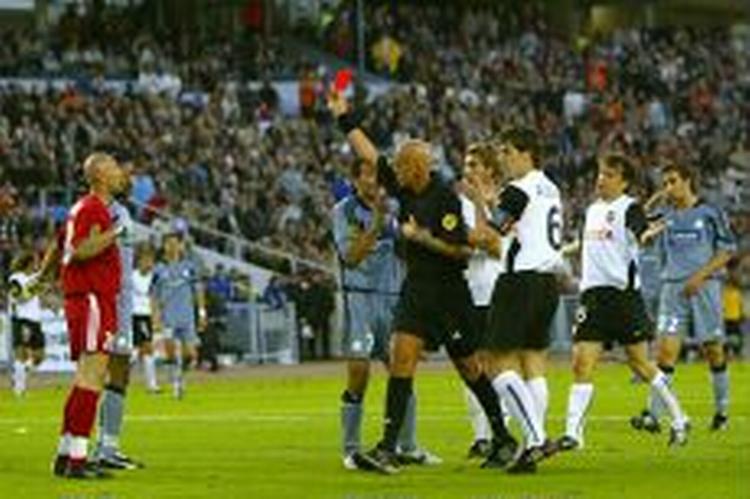 Pierluigi Collina gav det røde kort til målmand Fabien Barthez i overtiden af første halvleg. - Foto: AP 