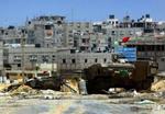 En israelsk kampvogn blokerer vejen ved Rafah-lejrens Tel Sultan-området, som har været centrum for heftige kampe. - Foto: APA! 