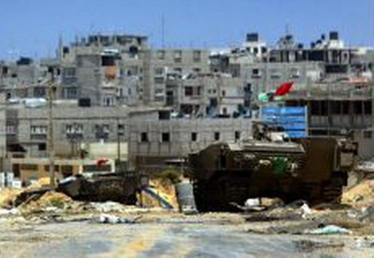 En israelsk kampvogn blokerer vejen ved Rafah-lejrens Tel Sultan-området, som har været centrum for heftige kampe. - Foto: APA! 