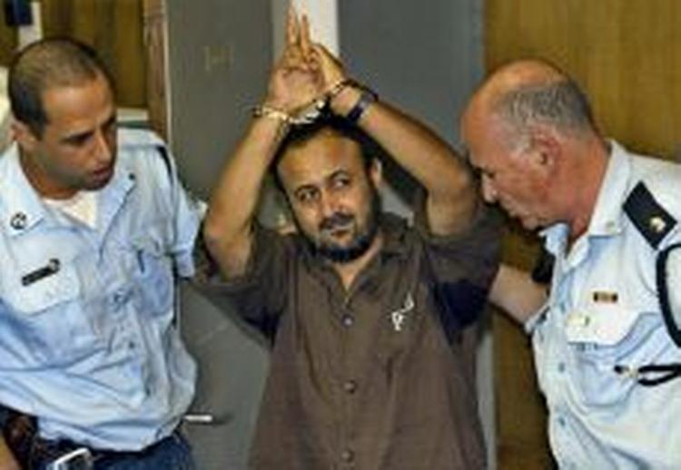 Barghoouti ankommer til retssalen i Tel Aviv. - Foto: AP 